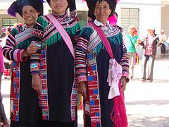 供应杭州优惠的拉祜族服饰|定制少数民族服装