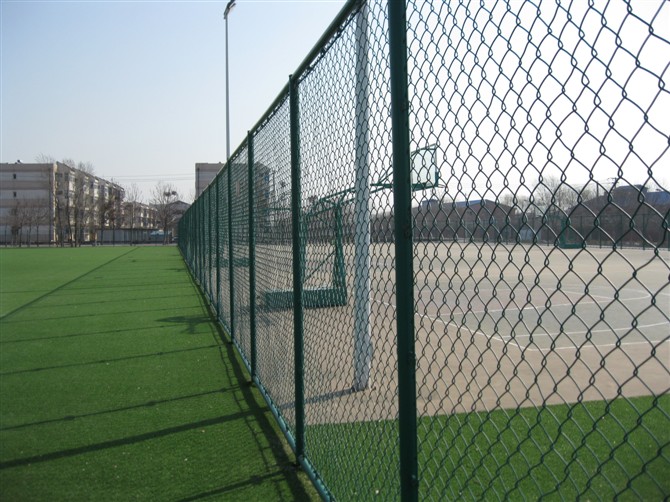 厂家供应浸塑勾花网篮球场 4mm球场围栏网 网球长度围网