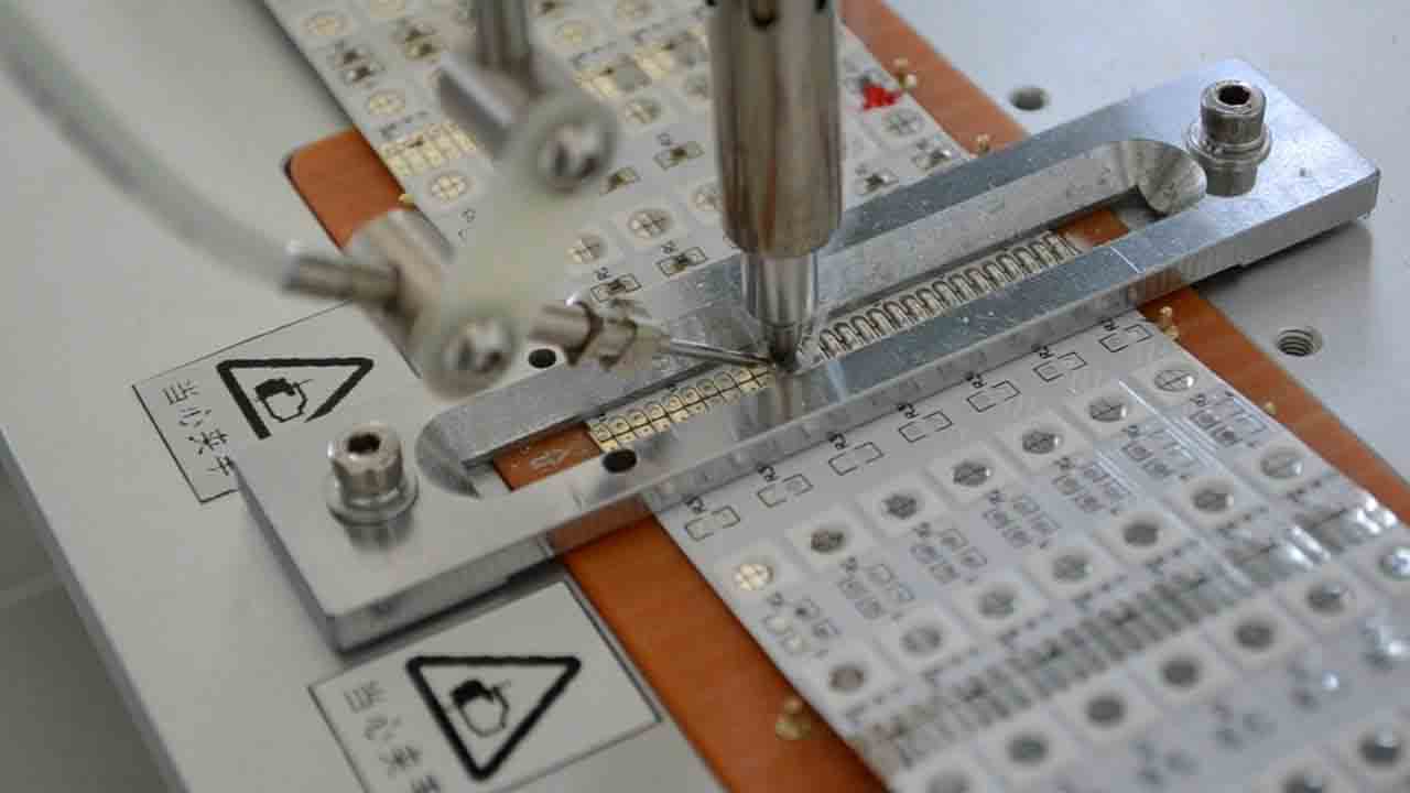 SSD自动焊锡机       焊锡机       焊锡机器人