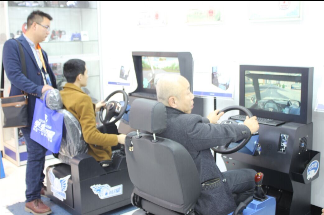 模拟汽车驾驶训练机 驾照必备法宝