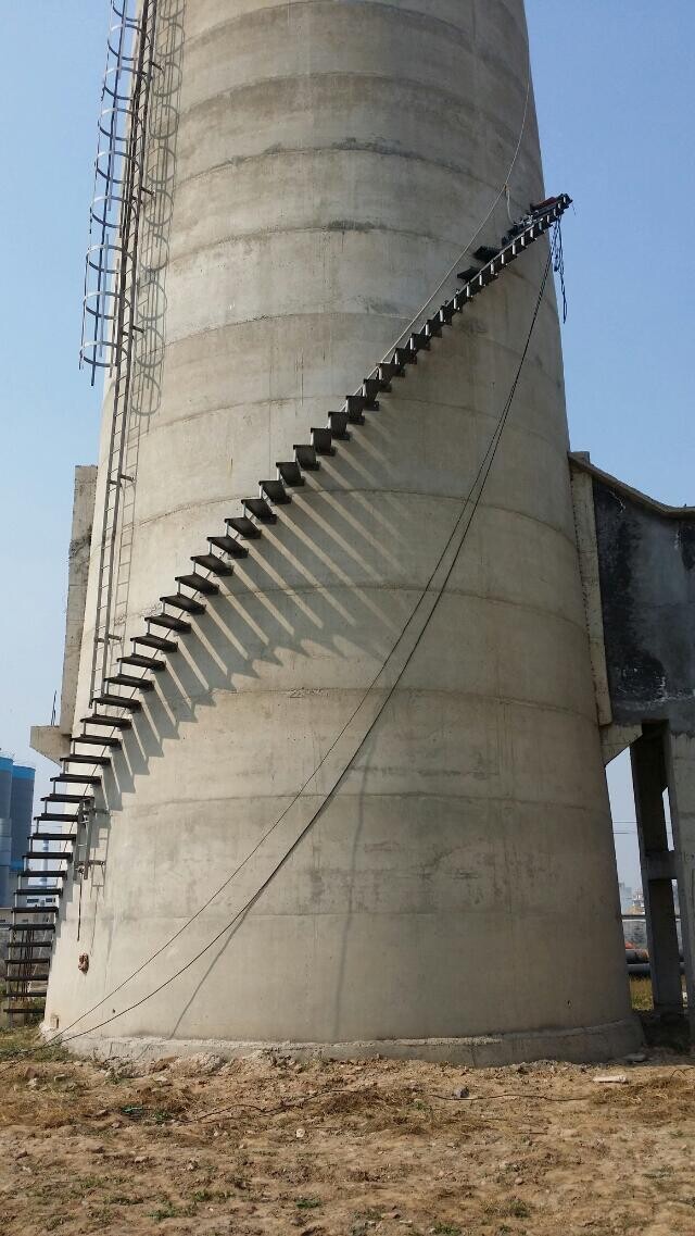 胶州市水泥烟囱安装旋转梯、烟囱折梯安装18066195585烟囱z型梯安装欢迎来电