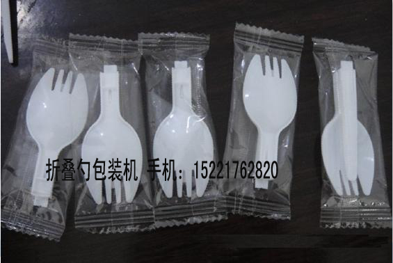 上海运驰枕式包装机 折叠勺子包装机 蛋糕勺子包装机 塑料刀叉包装机