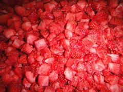 潍坊性价比高的速冻草莓批售：冷冻草莓丁