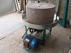 昊隆石磨加工厂品质好的半自动石磨面粉机出售_半自动石磨面粉机价格