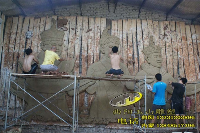 【伊金霍洛旗阿吉奈公园大型水泥仿铜护坡浮雕墙《泥塑献哈达》】施工现场