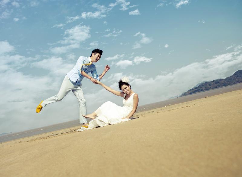 黄昏时刻的沙滩婚礼策划方案受欢迎