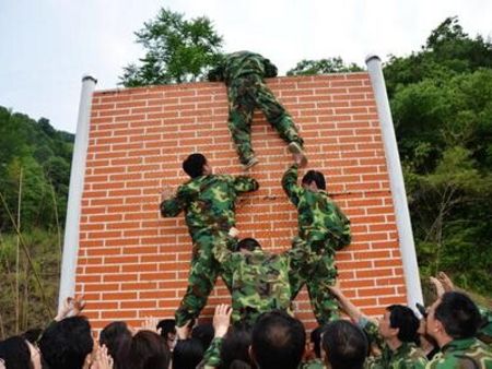 济南集结号军事拓展训练|军事化培训基地，打造狼文化培训基地