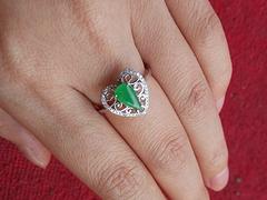 tr缅甸翡翠代理商——挑选品牌好的满绿翡翠水滴白金心形戒指的方法
