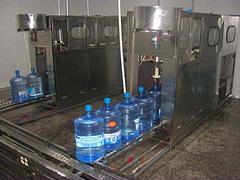 大桶水灌装机供应商，供应山东性能可靠的大桶水灌装机