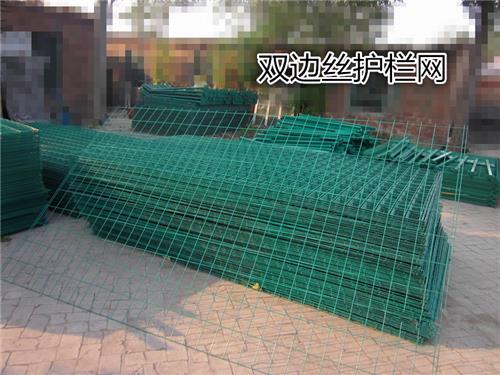 供应各种规格双边丝围栏网