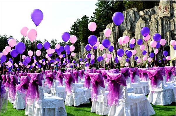 浪漫的气球户外草坪婚礼
