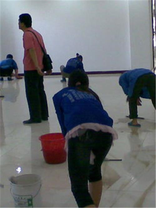 南京鼓楼区草场门大街附近家政保洁公司专业 保洁打扫擦玻璃粉刷打腊